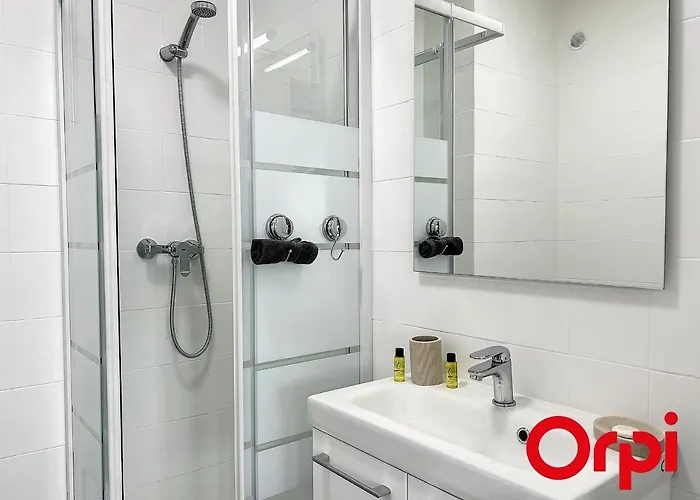 Climatise Avec Terrasse, Centre-ville De Menton, A Deux Pas Des Plages - Fr-1-647-24 Apartment *