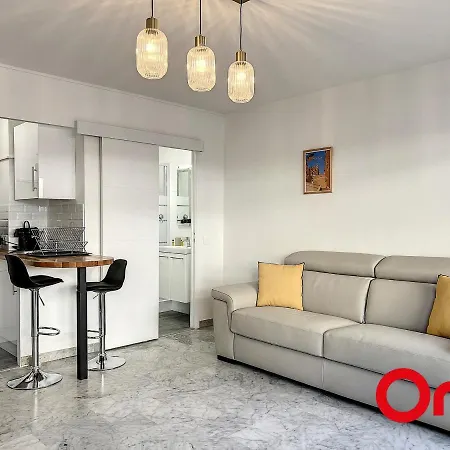 Climatisé Avec Terrasse, Centre-ville De Menton, à Deux Pas Des Plages - Fr-1-647-24 * Menton